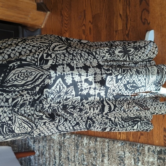 Taylor Black Floral print Ruched Ruffled Dress Black V-Neck size 6 - Picture 5 of 12